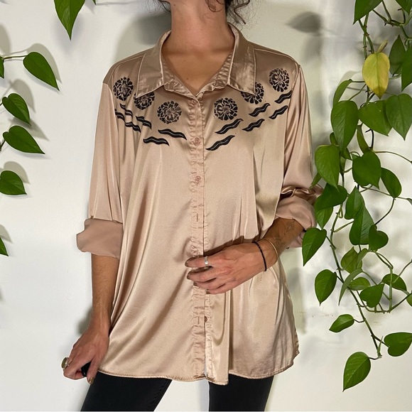 🌹 SOLD 🌹 Marigolds 🌿 printed satin button down shirt - Picture 4 of 8